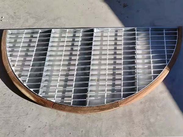 Irregular steel grating doormat