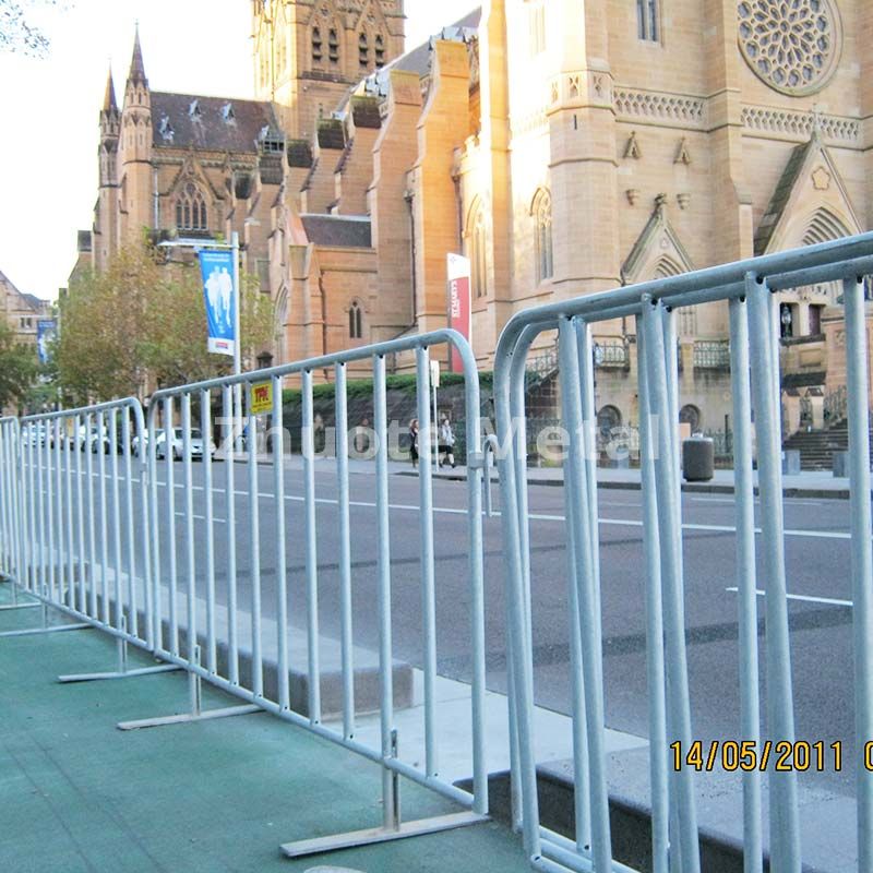 Crowd control barrier