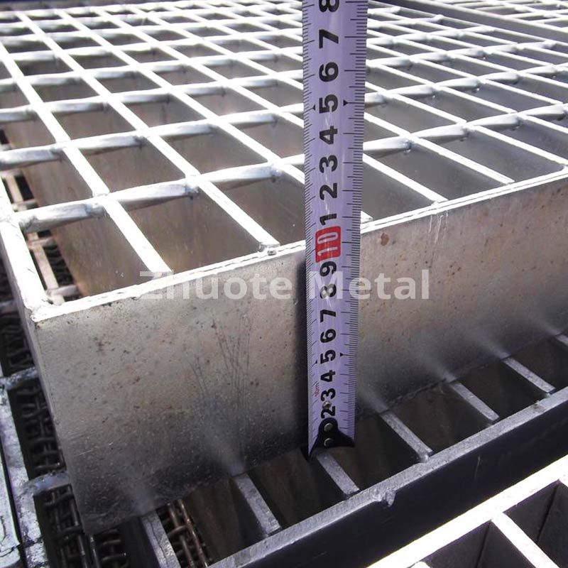 Heavy duty steel grating