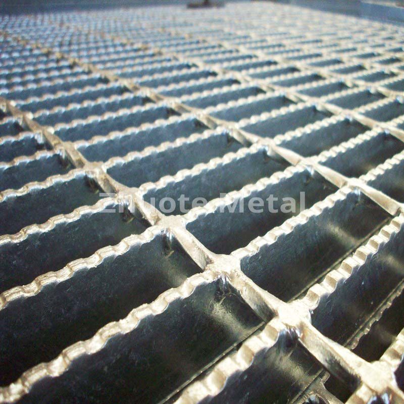 Serrated steel grating
