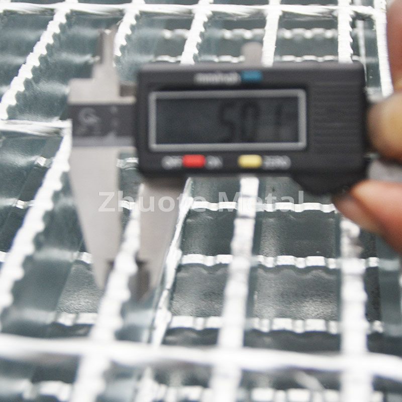 Serrated steel grating